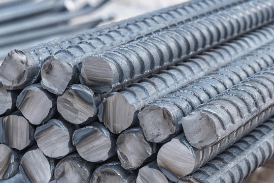 Giá thép hôm nay 15/4/2025: Ổn định trong nước, quặng sắt tăng mạnh