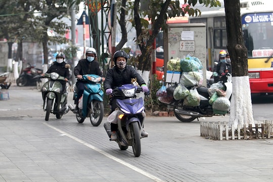 Từ 2025, đi xe máy trên vỉa hè có thể bị xử phạt tới 6 triệu đồng?