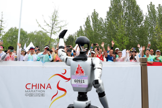 Trung Quốc cho robot thi chạy: Màn ra mắt mở đường cho kỷ nguyên robot hình người