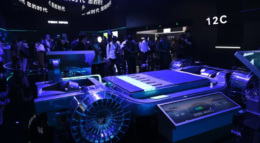 'Ông trùm' pin của thế giới ra mắt pin xe điện siêu nhanh: Sạc 5 phút đi được 520km, vượt mặt Tesla, BYD