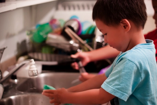 Dạy con tự lập kiểu Tây hay tình thương kiểu ta?