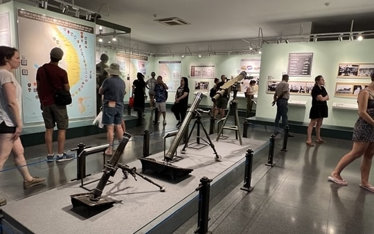 Dịp 30/4, giới trẻ kéo nhau đến địa điểm đặc biệt giữa lòng TP.HCM để sống lại ký ức chiến tranh và hiểu giá trị của hòa bình