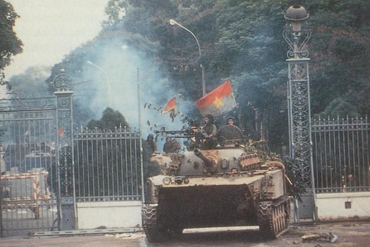 50 năm sau cú húc định mệnh vào cổng Dinh Độc Lập, những người lính xe tăng 390 kể về ngày lịch sử ấy như vừa mới hôm qua