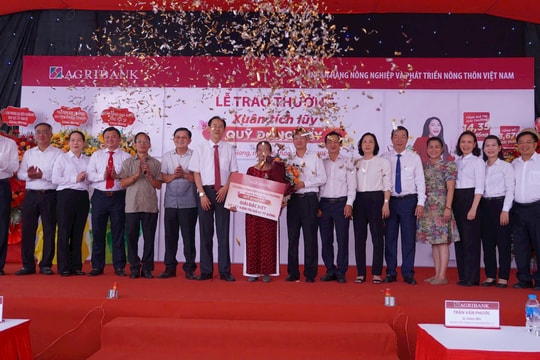 Agribank trao Giải Đặc biệt trị giá 01 tỷ đồng cho khách hàng trúng thưởng chương trình Tiết kiệm dự thưởng “Xuân tích lũy - Quỹ đong đầy”