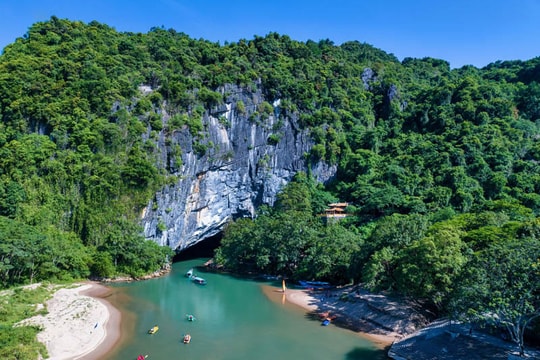 Tôi chọn khám phá động Phong Nha dịp 30/4: Kỳ quan mê hoặc giữa lòng Quảng Bình