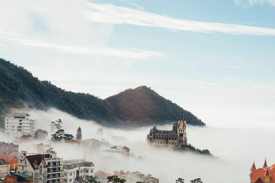 Cách Hà Nội chỉ 2 giờ chạy xe, có một thị trấn trên mây, nơi sáng thức dậy mở cửa đã thấy biển trời lơ lửng dưới chân