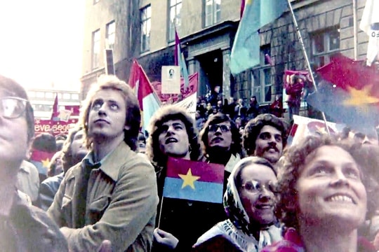 Người dân Thụy Điển xuống đường, cùng nhau hát vang Tiến quân ca mừng Việt Nam thống nhất