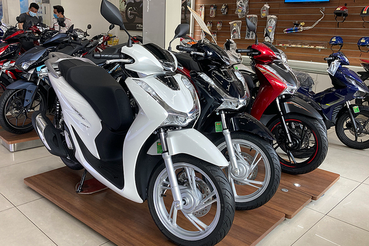 Cơn bão giảm giá xe máy dịp lễ 30/4-1/5: Honda SH, Vision, Yamaha Janus đua nhau "phá giá"