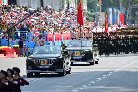 Tận mắt chiêm ngưỡng VinFast VF 9 mui trần "made in Vietnam" tại lễ diễu binh kỷ niệm 50 năm thống nhất đất nước