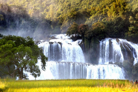 Hòa mình vào vẻ đẹp kỳ vĩ của thác nước xuyên quốc gia bậc nhất thế giới tại Việt Nam: Tuyệt phẩm tạo hóa, niềm tự hào của người dân vùng biên cương