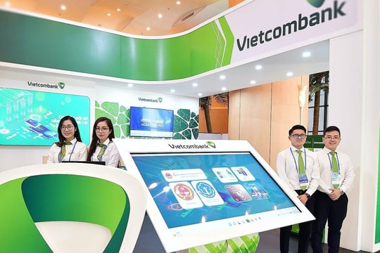 Lợi nhuận quý I/2025 dẫn đầu ngành ngân hàng, thu nhập nhân viên Vietcombank ra sao?