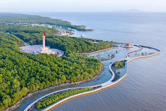 Địa danh duy nhất ở Việt Nam ngắm được mặt trời mọc ở biển Đông và lặn ở biển Tây, giao điểm tuyệt đẹp giữa trung tâm vùng biển Đông Nam Á