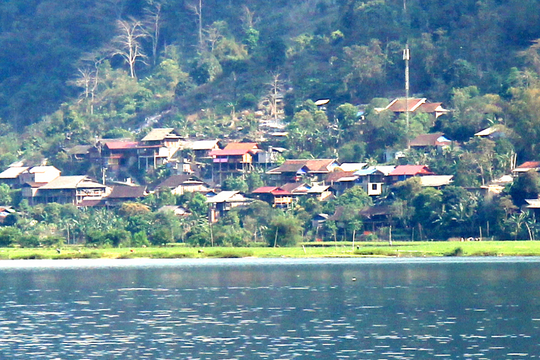 Có một nơi trời nước mênh mang, sương mù giăng lối, chỉ cần lặng ngắm là thấy tâm mình an nhiên: Từng lọt TOP 16 hồ đẹp nhất thế giới mà rất ít người Việt từng ghé qua
