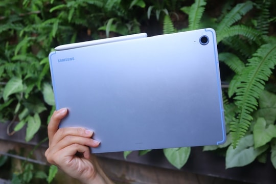 Từ lớp học đến phòng làm việc: Galaxy Tab S10 FE “cân” mọi nhu cầu với AI mạnh mẽ