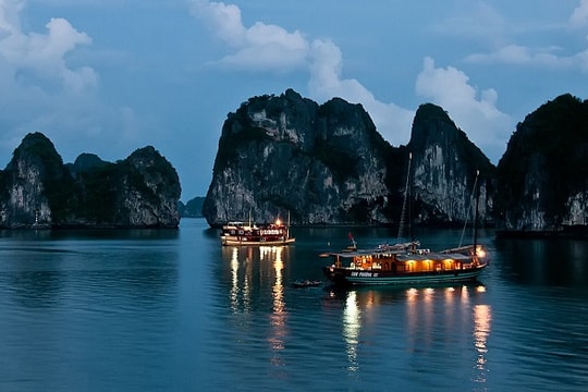 Khám phá Hạ Long theo cách khác: Ngủ trên nước, bay trên mây và sống trọn khoảnh khắc