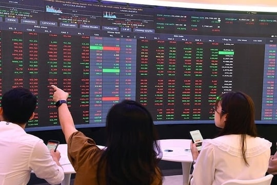 VN-Index giằng co trước vùng kháng cự 1.270 điểm