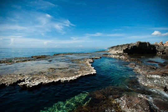Tôi chạm vào một miền biển chưa kịp đông khách: Gió mặn, rừng xanh, có rạn san hô hoá thạch và làng chài yên ả