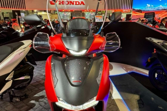 Siêu phẩm xe máy tay ga nhập Ý đổ bộ Việt Nam, đẹp không kém mô tô: Giá bán khiến dân tình "xỉu ngang"
