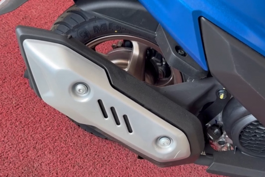 Mẫu xe máy tay ga thể thao giá rẻ bất ngờ: Ngoại hình cùng loạt trang bị khiến Vision phải ngoái nhìn