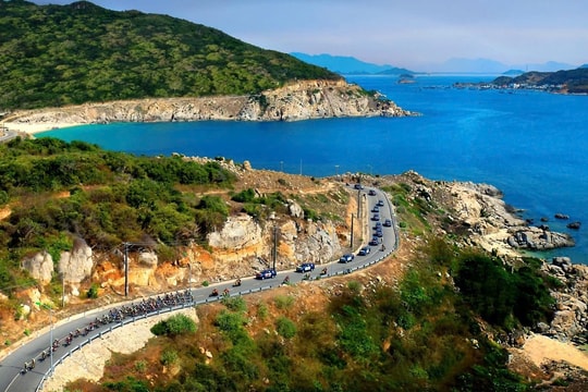 Bình Thuận có một eo biển như dải lụa ôm núi, nơi mặt trời chìm sau sóng như một lời hẹn bí mật