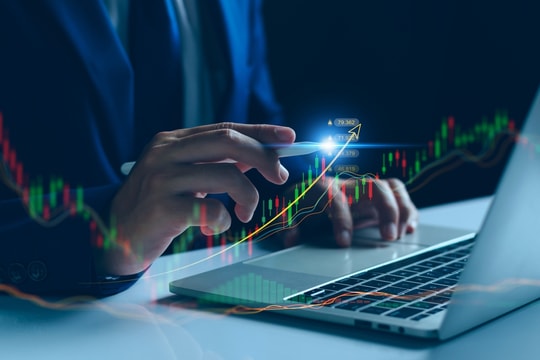 FPT, VPB, VPL bứt phá kéo VN-Index vượt 1.300 điểm