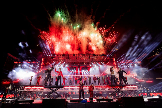 Từ một concert truyền hình đến phim hot nhất rạp: Bí ẩn khiến cả rạp đứng dậy