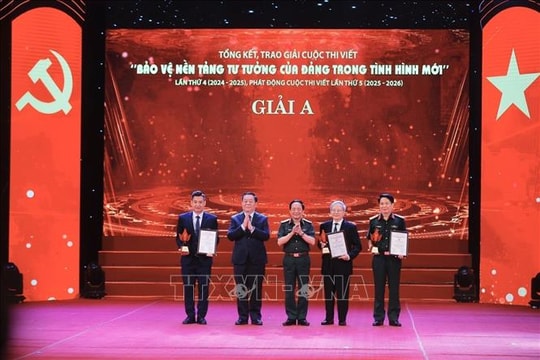 Trao giải cuộc thi viết 'Bảo vệ nền tảng tư tưởng của Đảng trong tình hình mới'