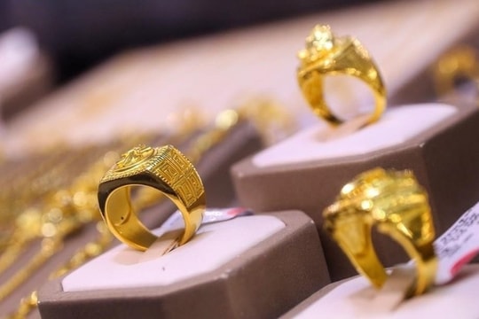 Giá vàng nhẫn hôm nay 15/5: Bất lợi cho phe cầm vàng, phe cầm tiền thì lúng túng