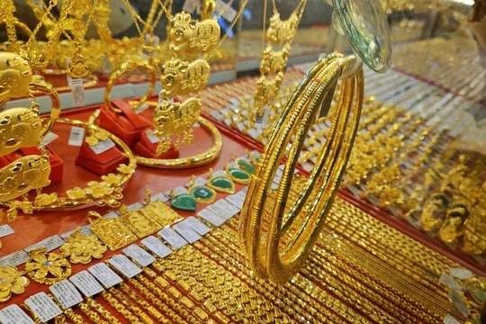 Thị trường kim loại quý hôm nay 18/5/2025: Giá vàng trái chiều, bạc nhích nhẹ