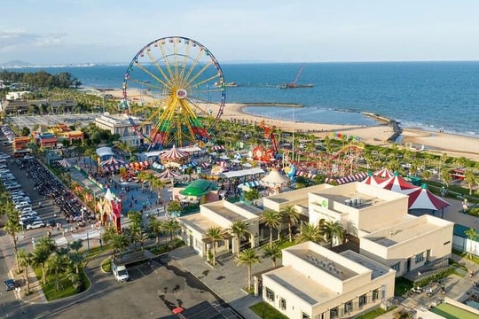 “Biển người” đổ về khu du lịch của ông lớn địa ốc phía Nam, khu giải trí đêm cũng sắp đón khách