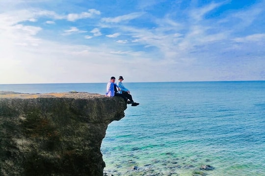 Tôi đã chạm đến “viên ngọc ngủ quên” giữa miền Trung: Rừng sau lưng, biển trước mặt, còn lòng thì nhẹ tênh