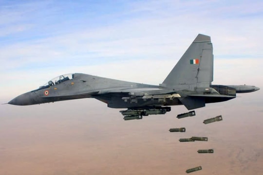 Máy bay mang 8 tấn vũ khí, bay cao tới hơn 17km, né đạn như múa, hỏa lực như cơn mưa thép