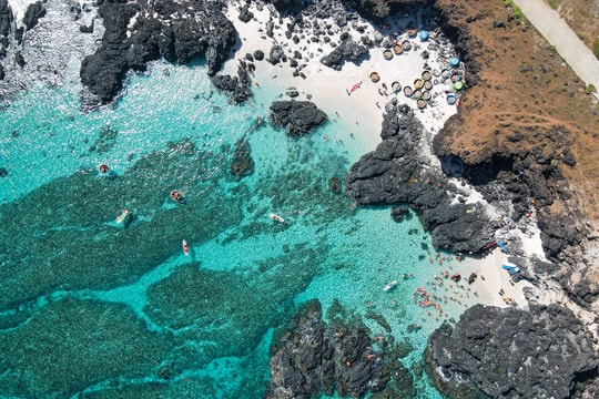 Ẩn mình giữa biển Lý Sơn, hòn đảo chưa đầy 1km² này cất giữ đại dương xanh và được ví như "thiên đường san hô của miền Trung"