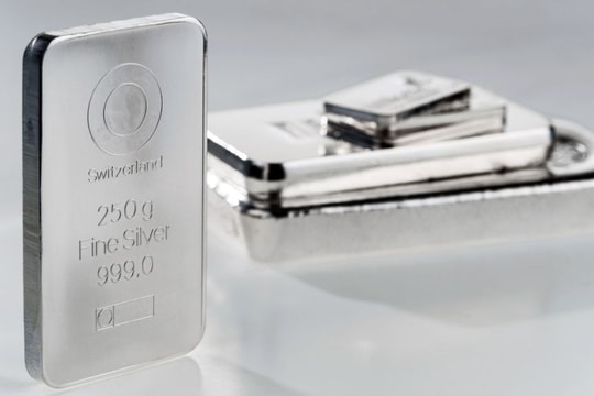 Giá bạc hôm nay 30/10/2025: Đảo chiều tăng, thị trường hồi phục thận trọng