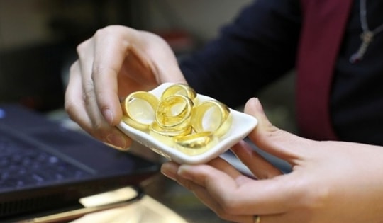 Khan hàng tại các điểm bán chính thống, nhiều người chuyển sang cách này để săn vàng bất chấp rủi ro đang hiện hữu