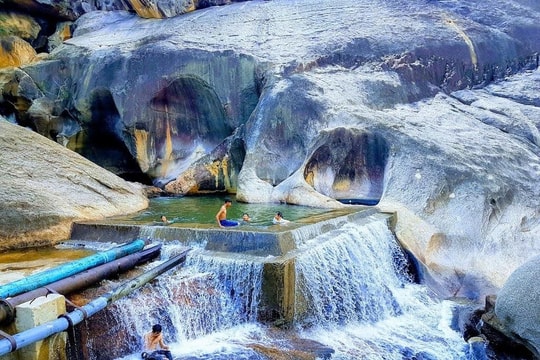 Một “tuyệt tình cốc” bị lãng quên giữa rừng Ninh Thuận: Nơi 3 tầng nước nối nhau thành hồ vô cực tuyệt đẹp