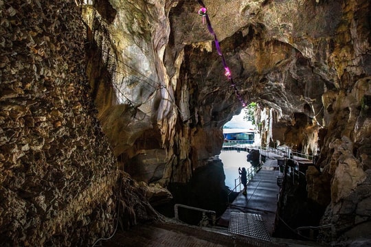 Sáp nhập 3 tỉnh hé lộ báu vật ẩn mình giữa hồ nước kỳ ảo: Hang động linh thiêng đẹp như “vịnh Hạ Long trên núi”