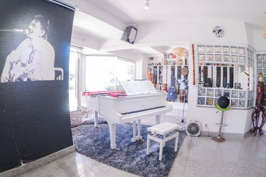 "Ông hoàng số 1" của POP Việt chọn cuộc sống trong căn biệt thự view biển: Khi tiếng đàn hòa cùng tiếng sóng tạo thành bản nhạc hoàn hảo