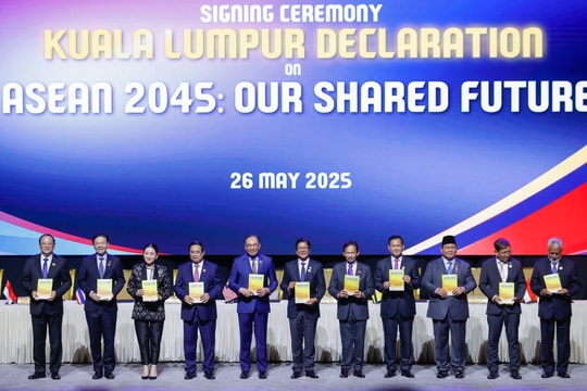 Thủ tướng cùng các nhà lãnh đạo ký Tuyên bố 'ASEAN 2045: Tương lai chung của chúng ta'