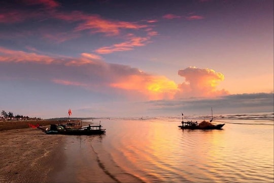 Có một bãi biển ở xứ Nghệ đẹp mê mẩn, nơi sóng vỗ suốt nghìn năm cho một chuyện tình bi tráng