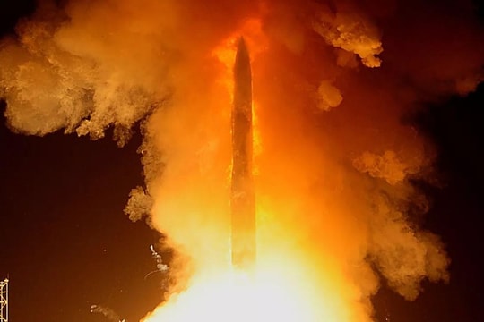 Vũ khí nặng 36 tấn, bay xa đến 13.000 km, mạnh gấp 30 lần bom Hiroshima, xuyên thủng mọi căn cứ chỉ trong 30 phút