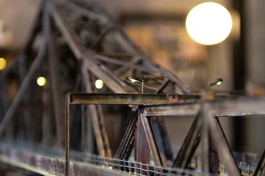 Cây cầu hơn trăm tuổi giữa lòng Hà Nội, do “nhà”  Eiffel thiết kế, dài 1.682 mét vắt ngang sông Hồng