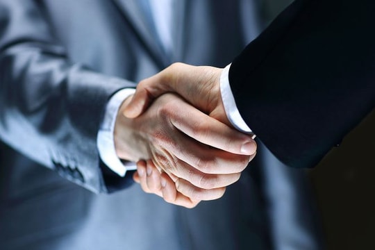 Cái bắt tay mang về cho trẻ em Việt sữa công thức chuẩn châu Âu