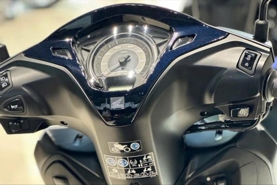 Trải nghiệm mẫu xe tay ga “quốc dân” đời 2025: Vẫn êm ái, cốp siêu rộng, nay thêm ABS và sạc điện thoại cực tiện