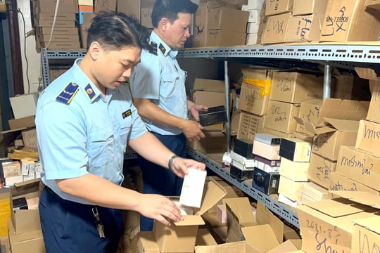 Bất ngờ kiểm tra ở Đồng Xuân, phát hiện hàng nghìn chai nước hoa giả thương hiệu cao cấp