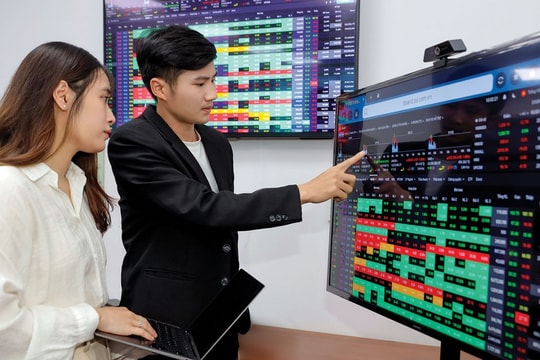 Cổ phiếu họ Vingroup giúp VN-Index giữ đà tăng