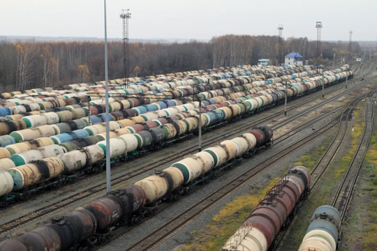 Dầu Nga lại gặp khó: Doanh thu xuống mức thấp nhất 2 năm, khách hàng lớn nhất đang sử dụng tàu chở bị trừng phạt