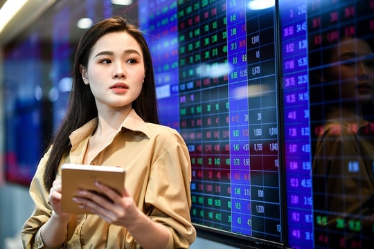 Cổ phiếu bất động sản, tiêu dùng bùng nổ, VN-Index gần như đi ngang