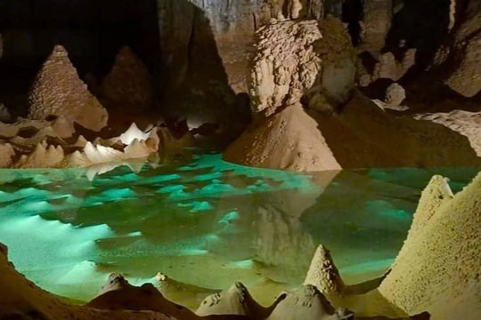 Phát hiện “Cung điện đá” giữa núi rừng Thanh Hóa: Hang động gần 1km như bước ra từ truyền thuyết