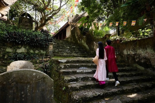 Ngôi chùa 1000 năm tọa lạc trên đỉnh núi giữa miền Bắc: Nơi cất giữ bảo vật quốc gia và “chín mắt rồng” canh giữ